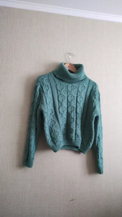 Suéter de lana verde con cuello alto - miniatura 1