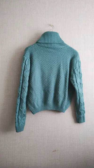 Suéter de lana verde con cuello alto - miniatura 2