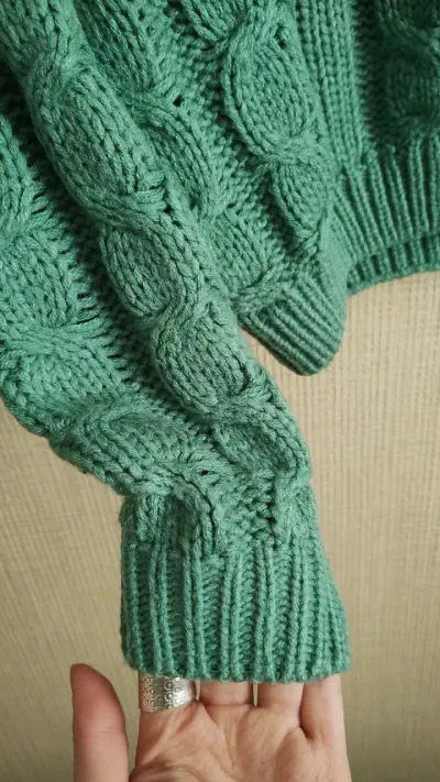 Suéter de lana verde con cuello alto - miniatura 3
