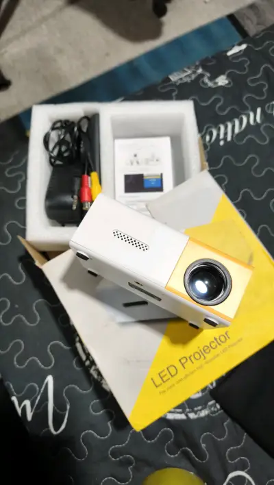 Proyector LED portátil compacto - miniatura 1