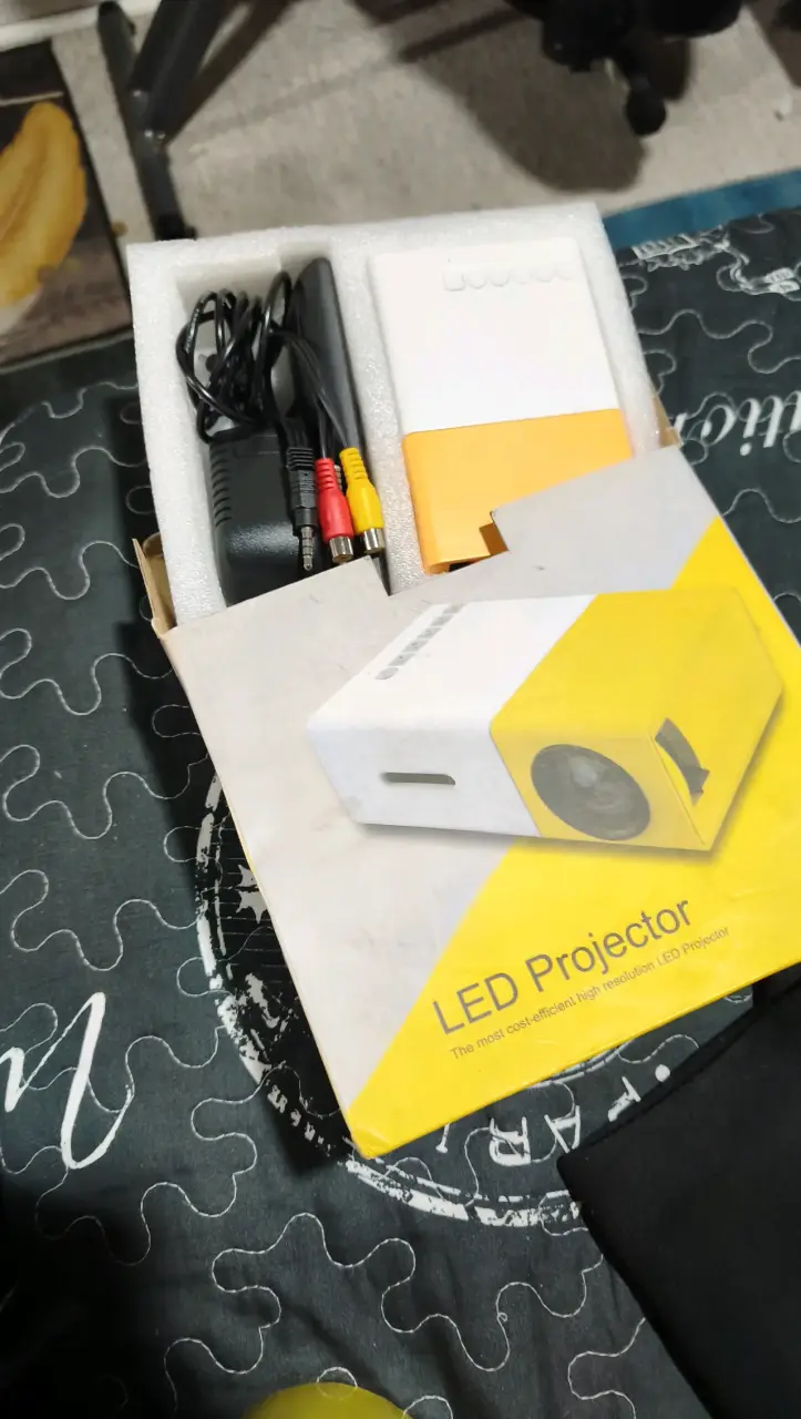 Proyector LED portátil compacto - 4