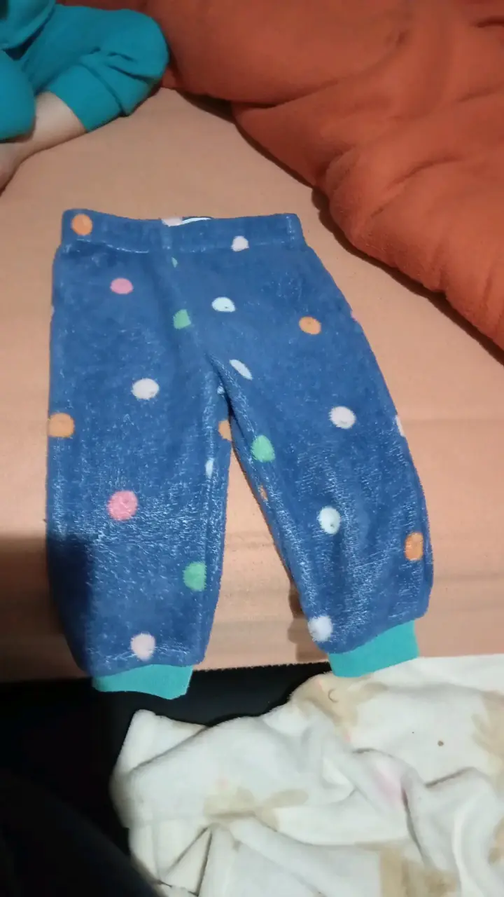 Pijama polar infantil azul con puntos
