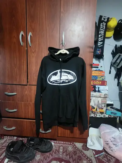 Polerón negro con capucha y estampado - miniatura 1