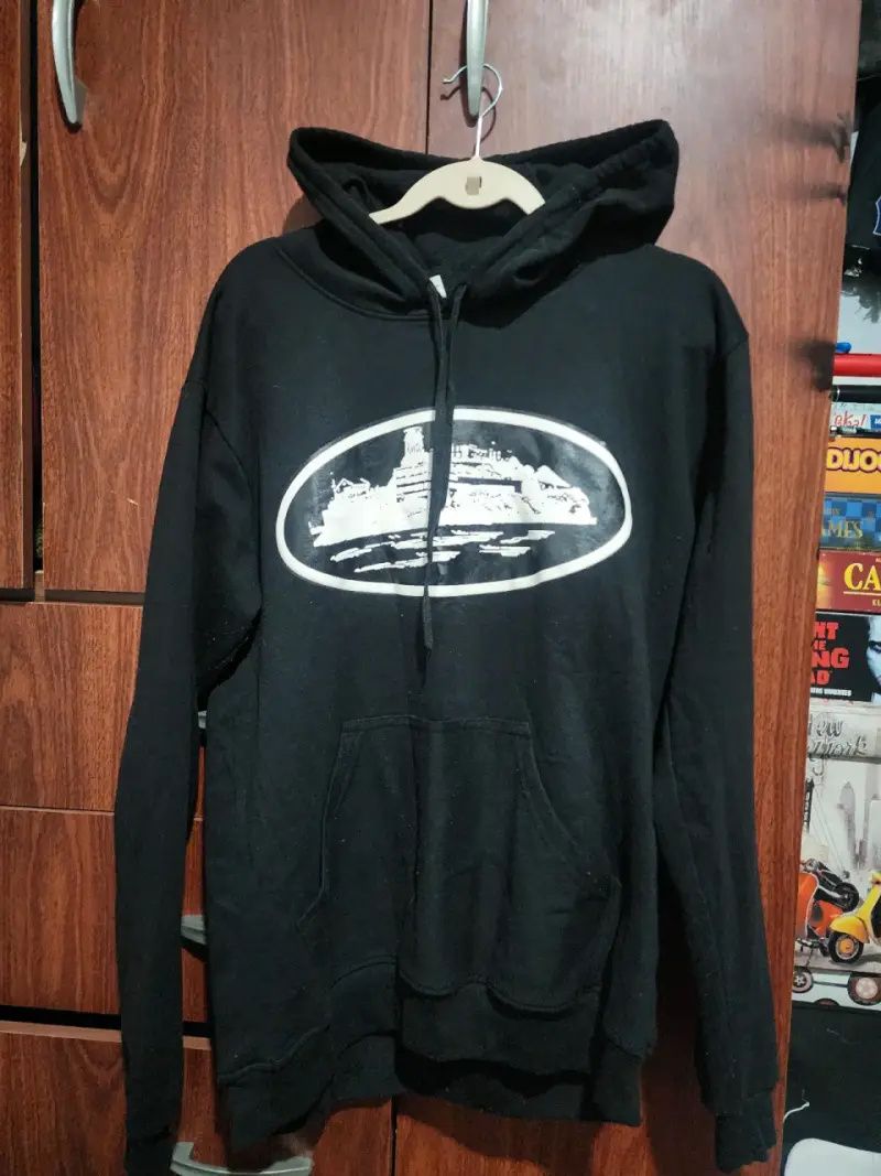 Polerón negro con capucha y estampado - 5