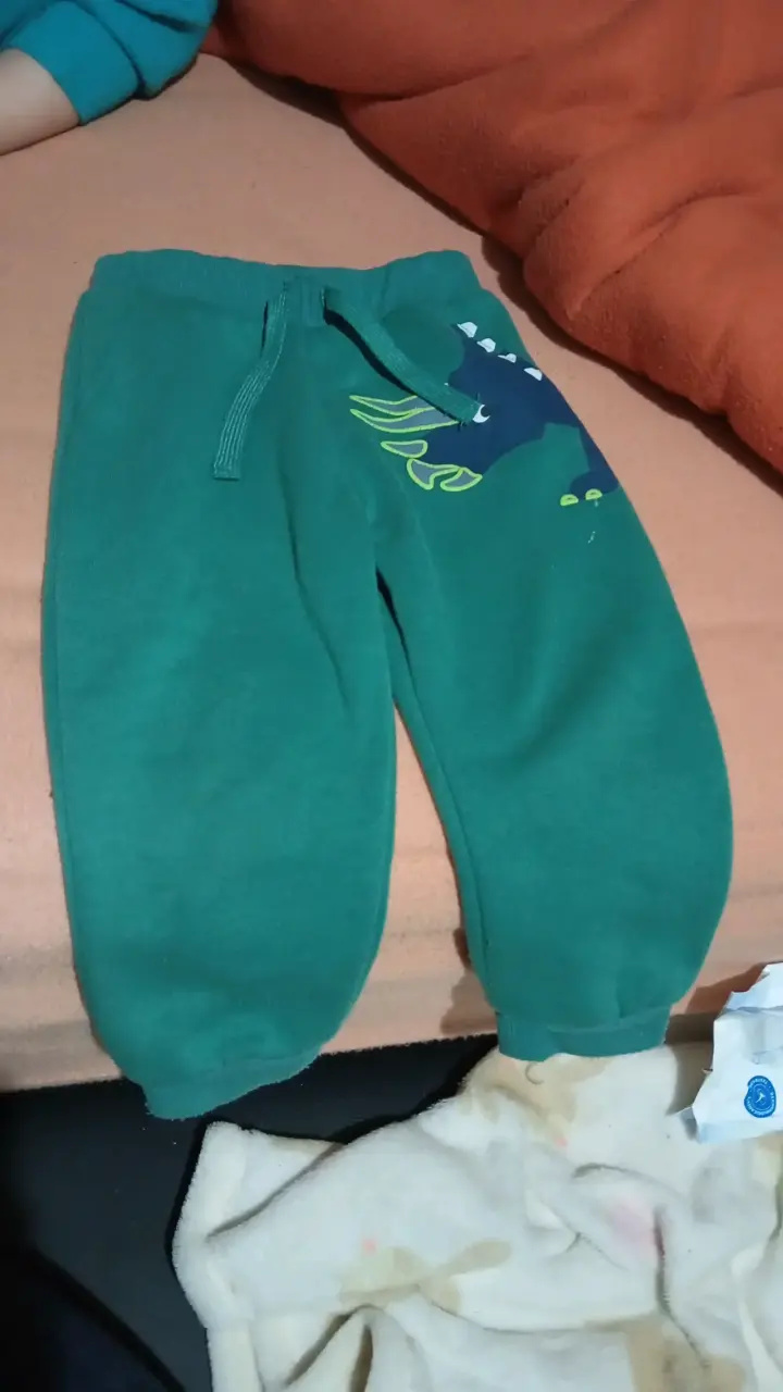 Conjunto infantil verde con diseño de dinosaurio - 1