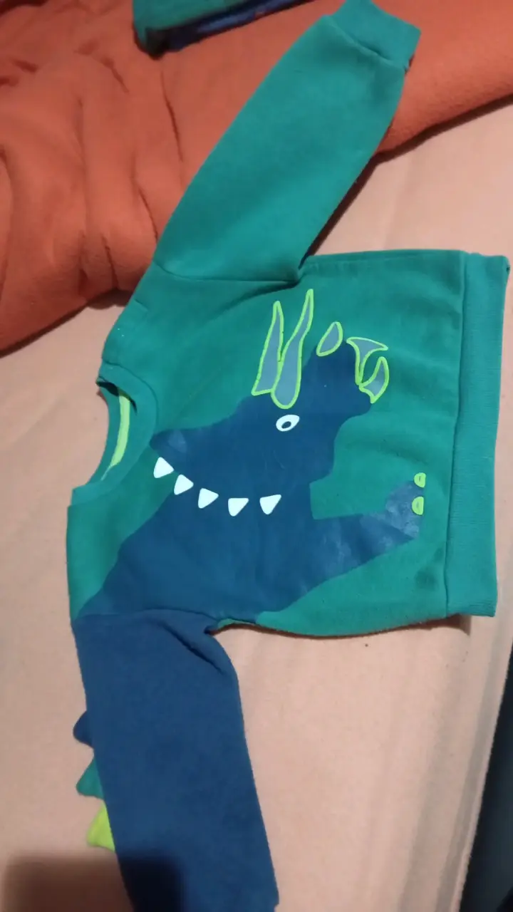 Conjunto infantil verde con diseño de dinosaurio - 2