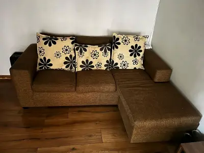 Sofá seccional marrón con cojines florales - miniatura 1