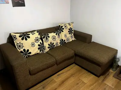 Sofá seccional marrón con cojines florales - miniatura 3