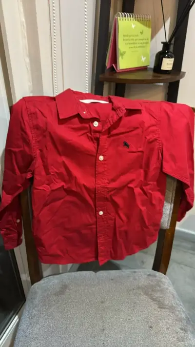 Camisa roja de niño con logo bordado - miniatura 1