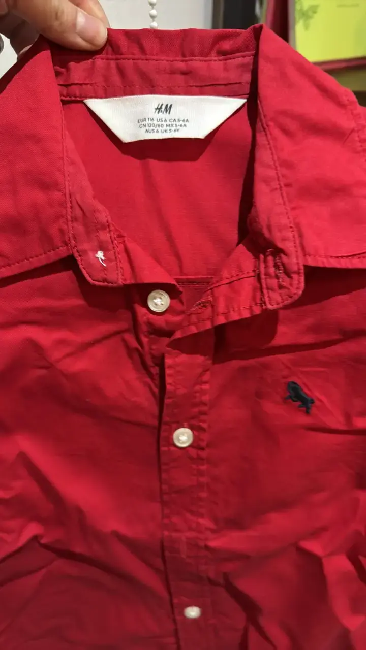 Camisa roja de niño con logo bordado - 2
