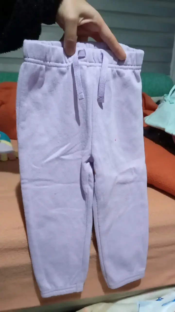 Pantalón de bebé color lila suave