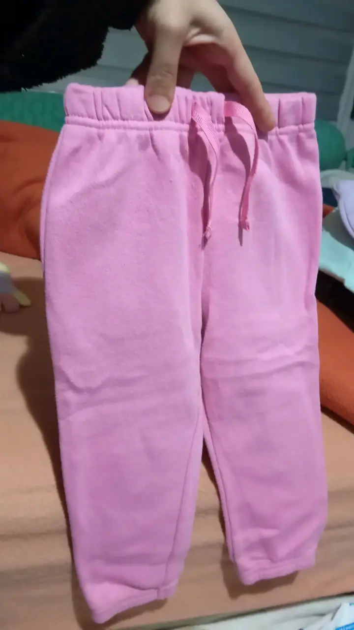 Pantalones de bebé rosados cómodos