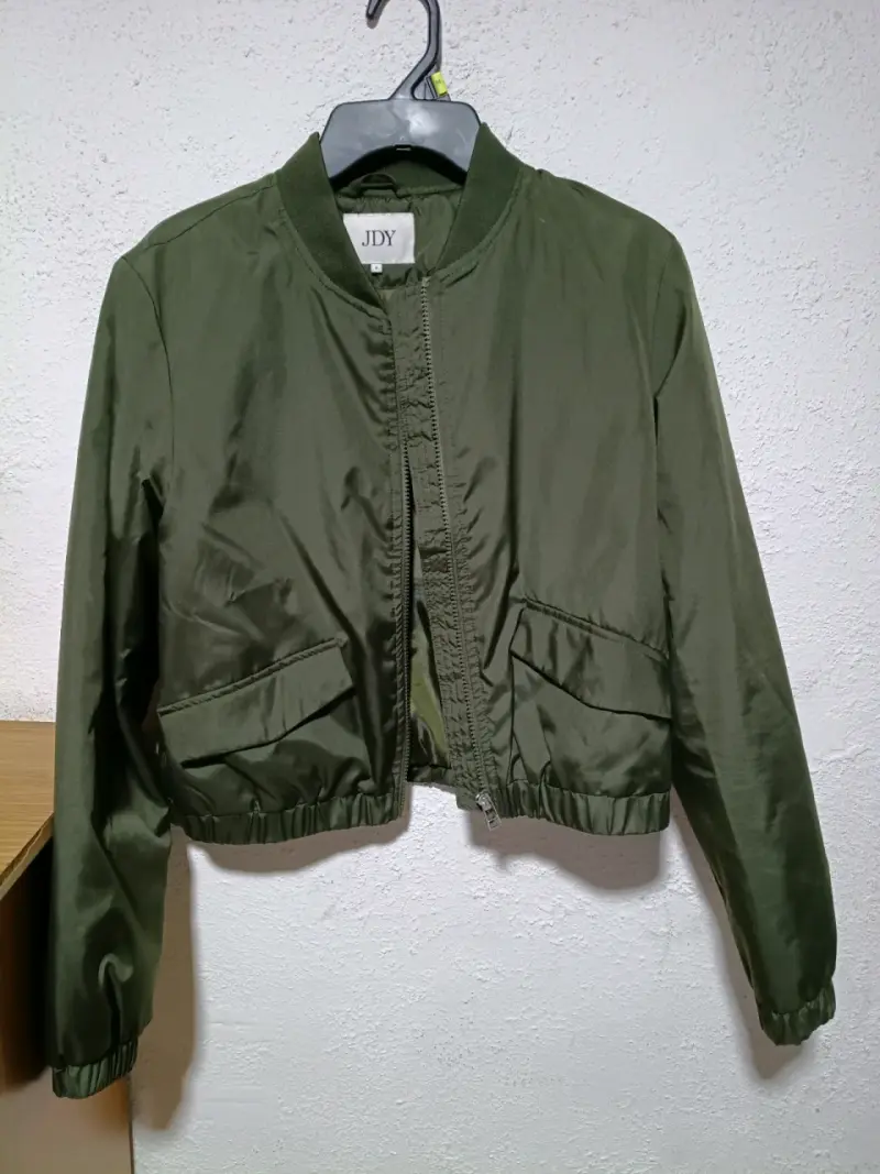 Chaqueta bomber verde JDY para mujer