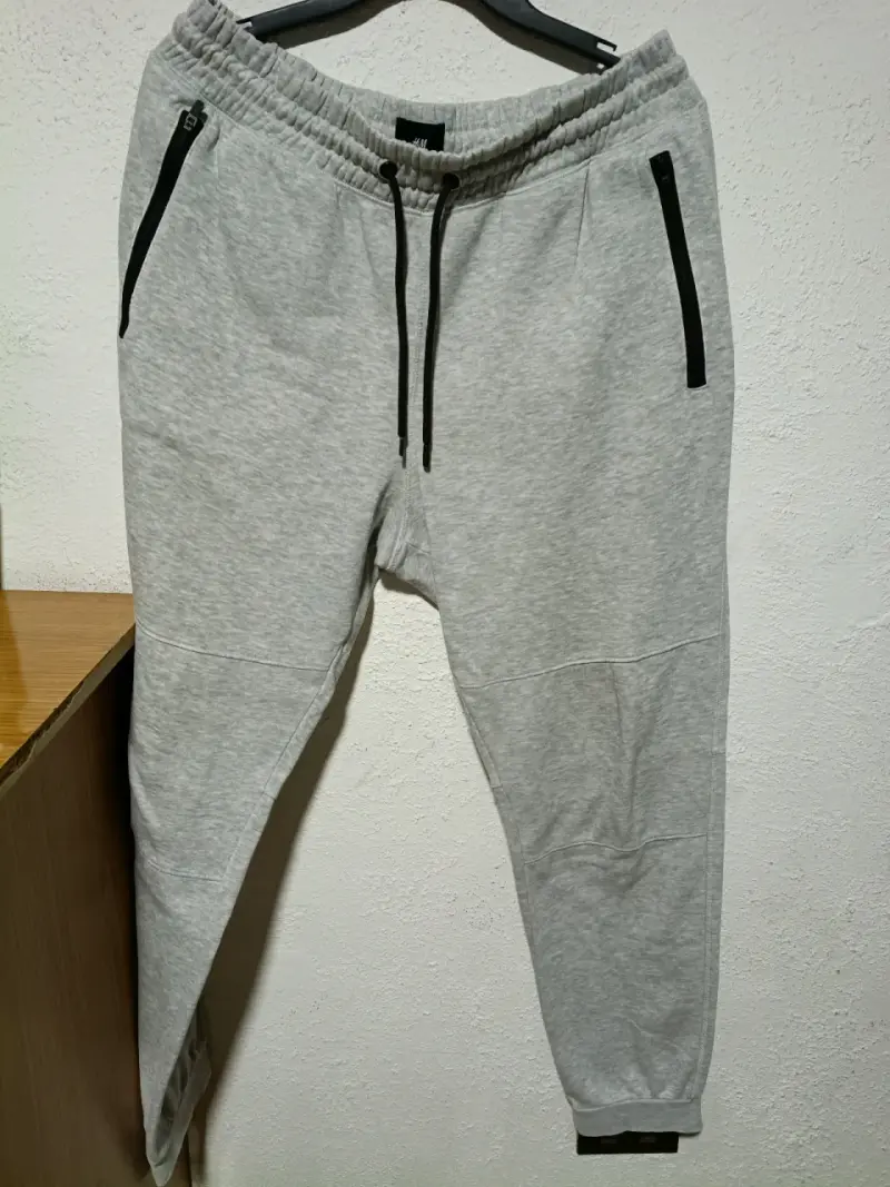 Pantalones deportivos grises con bolsillos