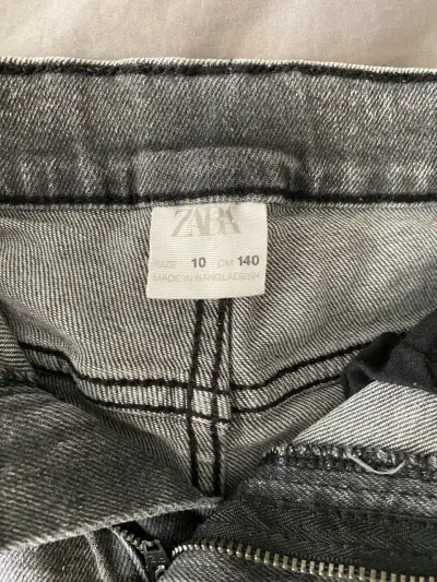 Jeans Zara niño talla 10 desgastados - miniatura 2