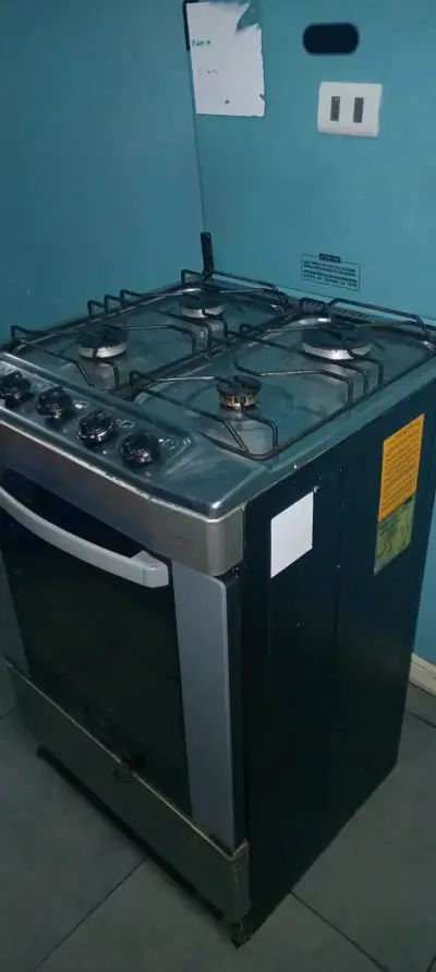 Cocina a gas de cuatro quemadores y horno - miniatura 1