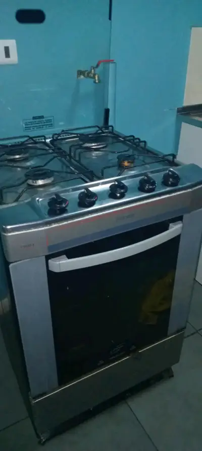 Cocina a gas de cuatro quemadores y horno - miniatura 2