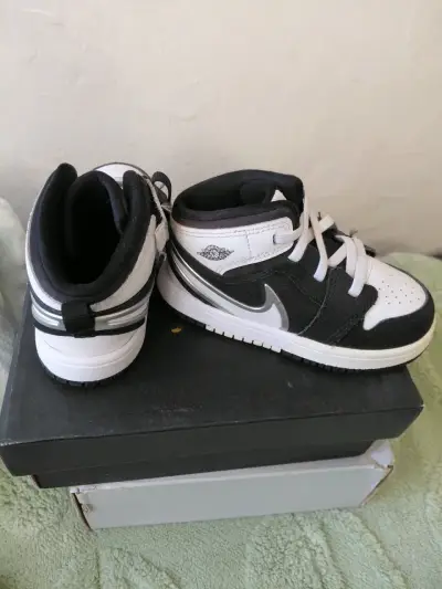 Zapatillas deportivas negras y blancas para niños - miniatura 1