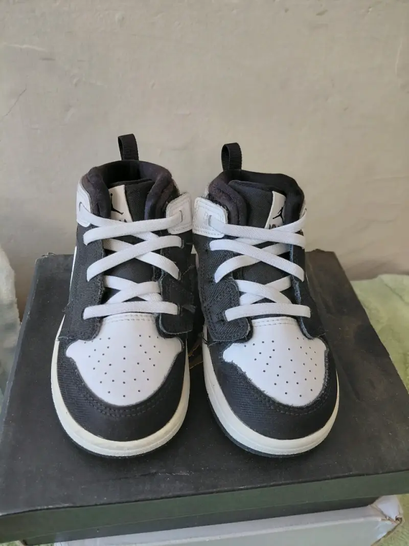 Zapatillas deportivas negras y blancas para niños - 2