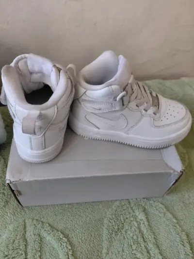 Zapatillas deportivas negras y blancas para niños - miniatura 3
