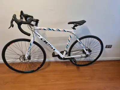 Bicicleta de carretera First blanca con diseño - miniatura 1