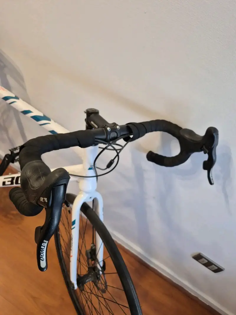Bicicleta de carretera First blanca con diseño - 2