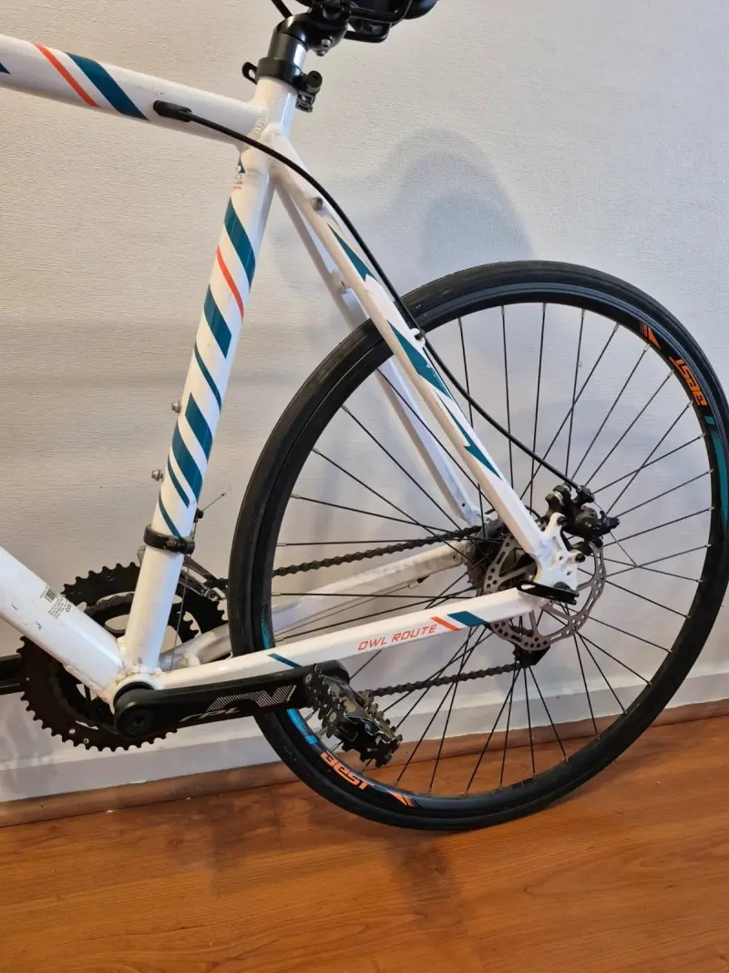 Bicicleta de carretera First blanca con diseño - 3