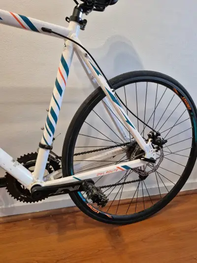 Bicicleta de carretera First blanca con diseño - miniatura 3