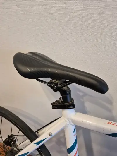 Bicicleta de carretera First blanca con diseño - miniatura 6