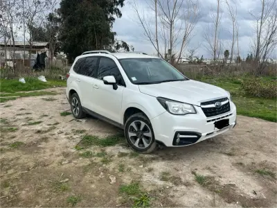 Subaru Forester SUV blanco en buen estado - miniatura 1