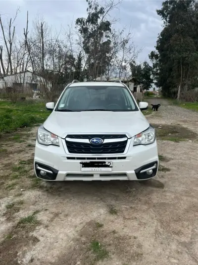 Subaru Forester SUV blanco en buen estado - miniatura 2
