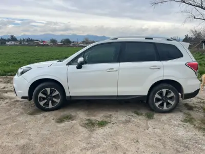 Subaru Forester SUV blanco en buen estado - miniatura 3