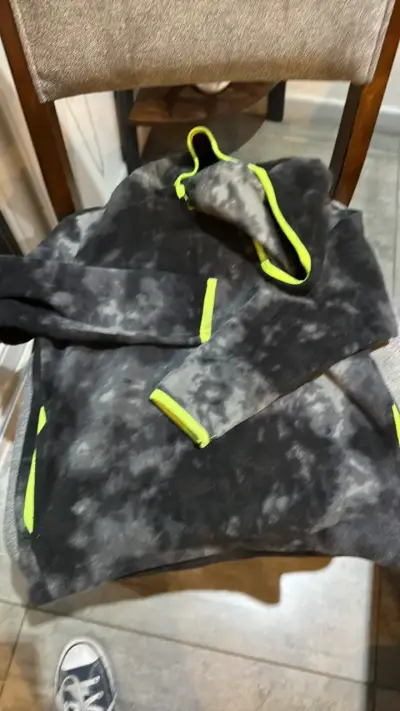 Polerón deportivo con capucha y detalles neón - miniatura 1