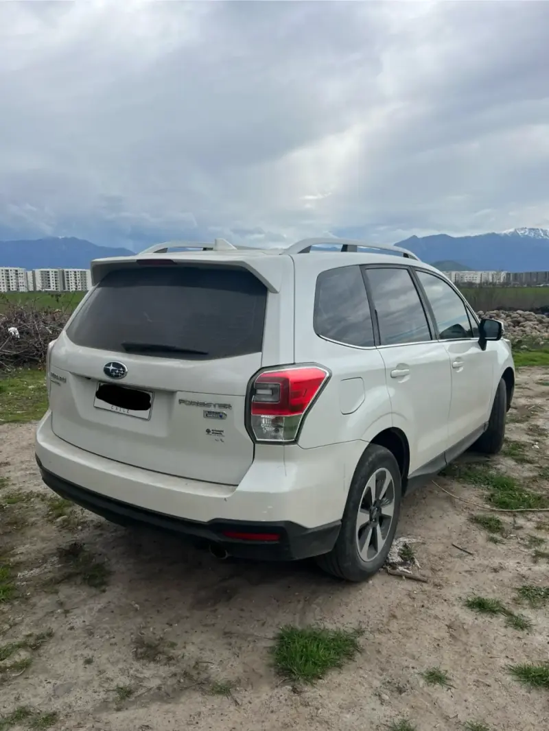 Subaru Forester SUV blanco en buen estado - 5