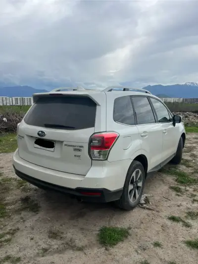 Subaru Forester SUV blanco en buen estado - miniatura 5