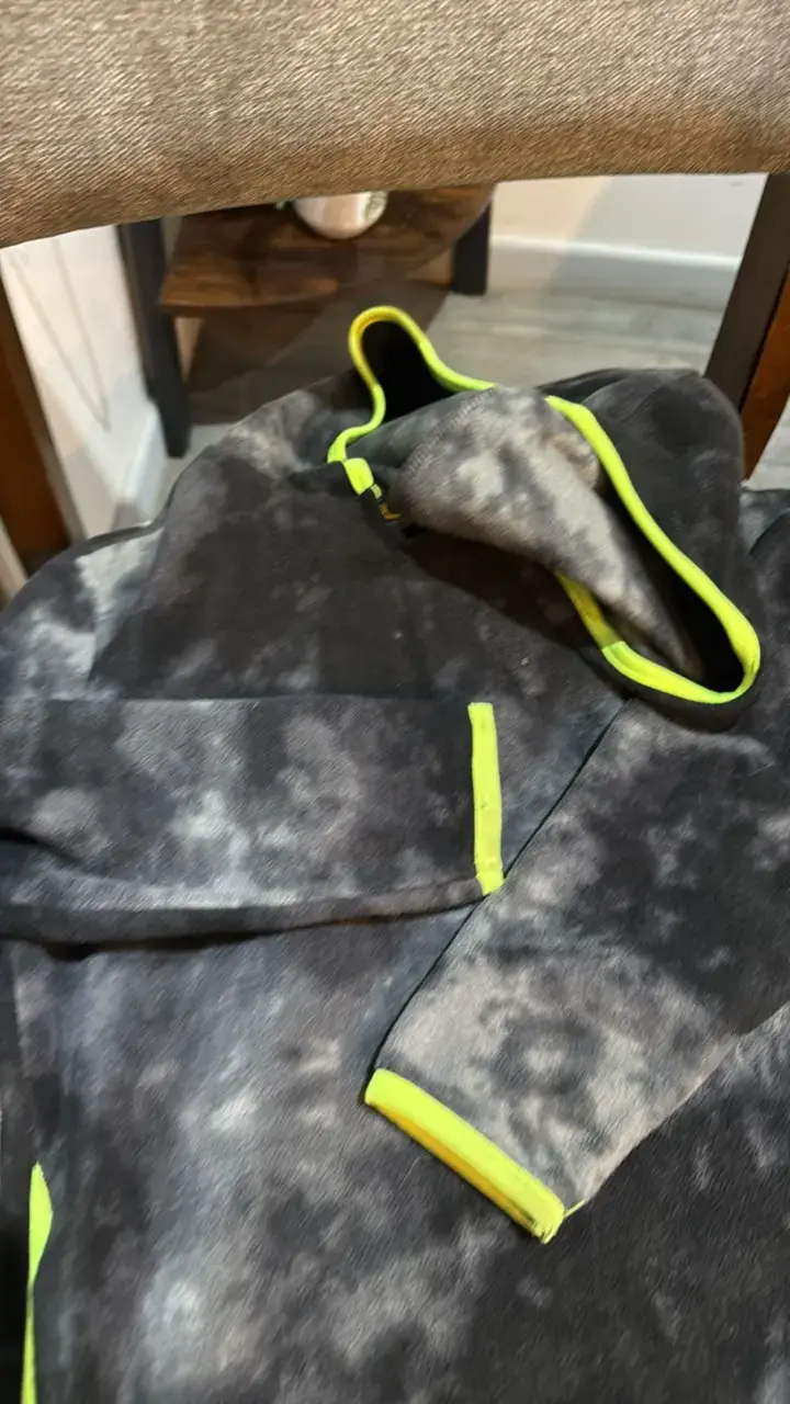 Polerón deportivo con capucha y detalles neón - 2