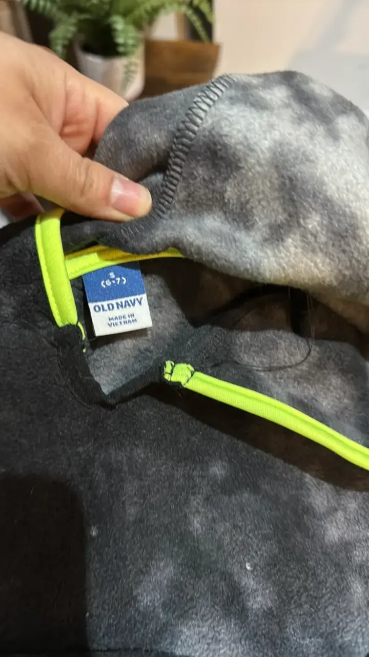 Polerón deportivo con capucha y detalles neón - 4