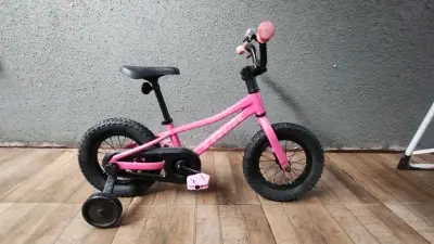 Bicicleta infantil rosa con ruedas de apoyo - miniatura 1
