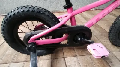 Bicicleta infantil rosa con ruedas de apoyo - miniatura 2