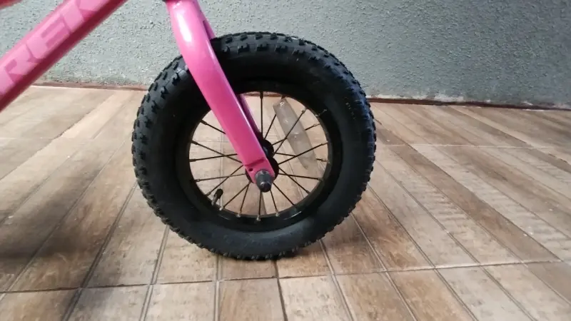 Bicicleta infantil rosa con ruedas de apoyo - 3