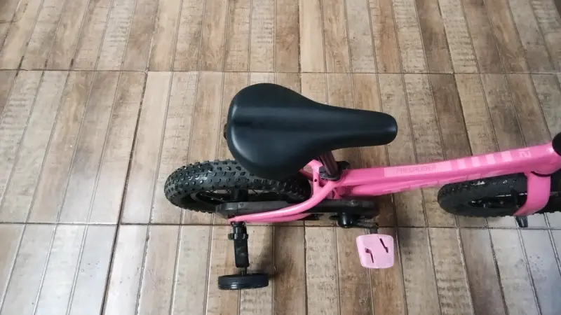 Bicicleta infantil rosa con ruedas de apoyo - 4