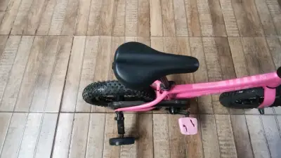 Bicicleta infantil rosa con ruedas de apoyo - miniatura 4
