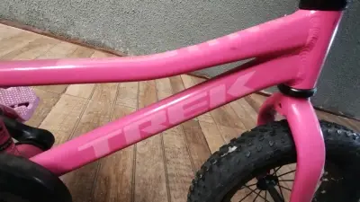 Bicicleta infantil rosa con ruedas de apoyo - miniatura 5