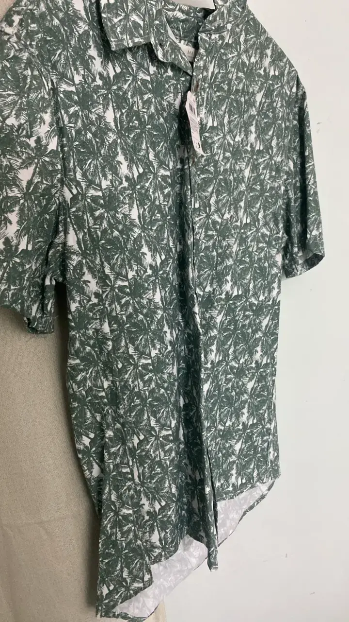Camisa estampada de palmeras verde - 2