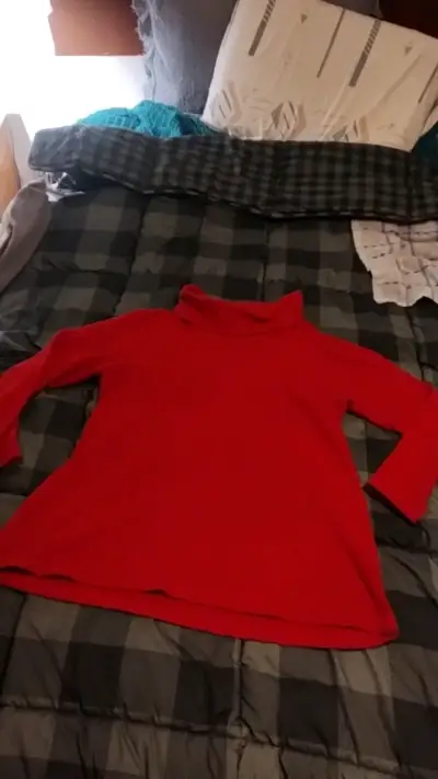 Suéter o chaleco rojo de cuello alto para mujer - miniatura 1