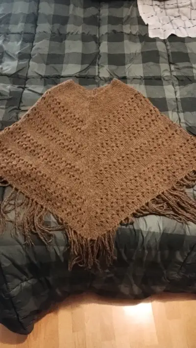Poncho tejido a mano color café - miniatura 1