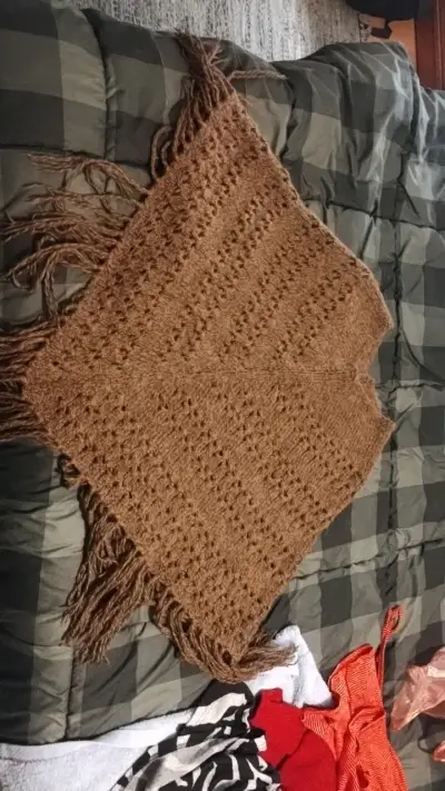 Poncho tejido a mano color café - miniatura 2