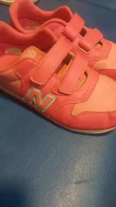 Zapatillas deportivas rosadas para niñass - miniatura 1