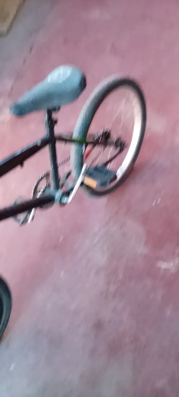 Bicicleta de bmx negra en buen estado - 1