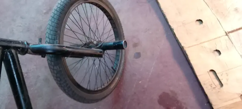 Bicicleta de bmx negra en buen estado - 2